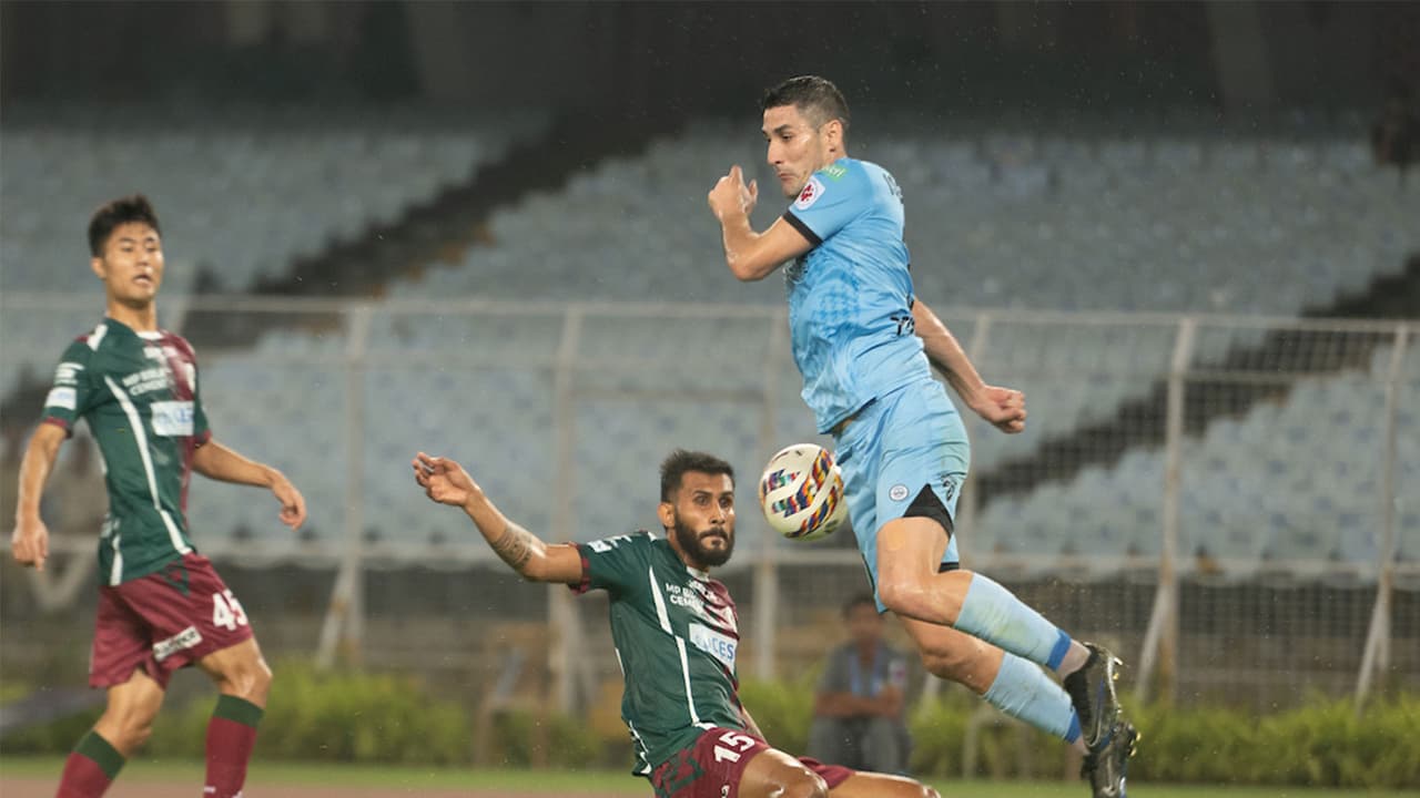Mumbai City FC and Mohun Bagan Super Giant players in action (Photo: ISL) Mumbai City FC and Mohun Bagan Super Giant players in action (Photo: ISL)