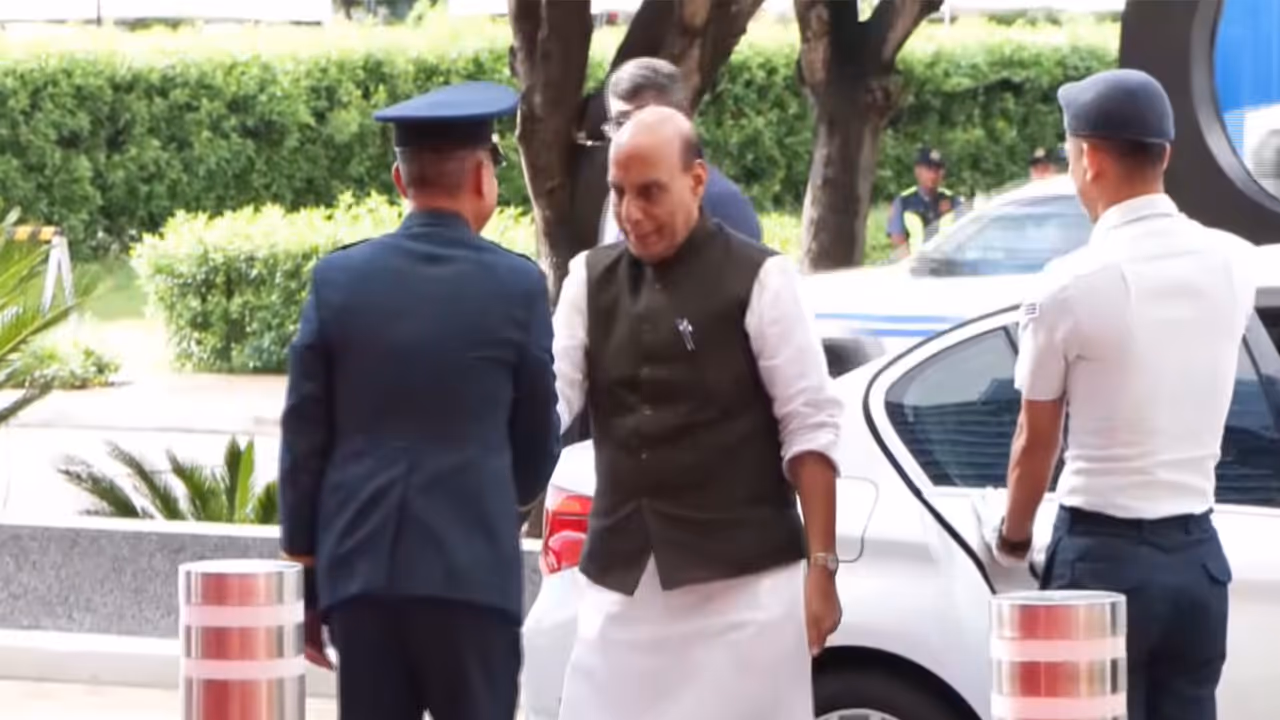 Defence Minister Rajnath Singh receiving a ceremonial Guard of Honour at the Mactan Expo in Cebu, Philippines, ahead of the 13th ASEAN Defence Ministers’ Meeting Plus (ADMM Plus). (Photo/ANI) Defence Minister Rajnath Singh receiving a ceremonial Guard of Honour at the Mactan Expo in Cebu, Philippines, ahead of the 13th ASEAN Defence Ministers’ Meeting Plus (ADMM Plus). (Photo/ANI)