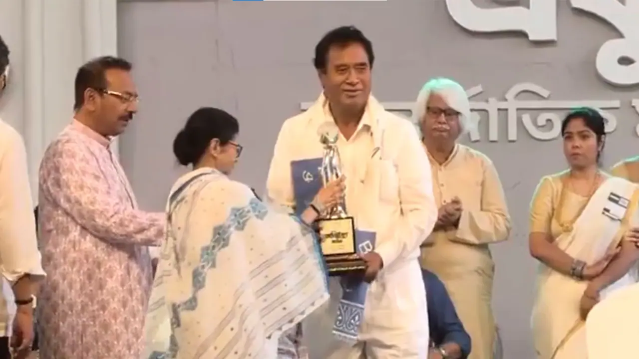 Former West Bengal CM Mamata Banerjee conferred the Bangabibhushan award on BJP MP Anant Maharaj (Photo/ANI) Former West Bengal CM Mamata Banerjee conferred the Bangabibhushan award on BJP MP Anant Maharaj (Photo/ANI)