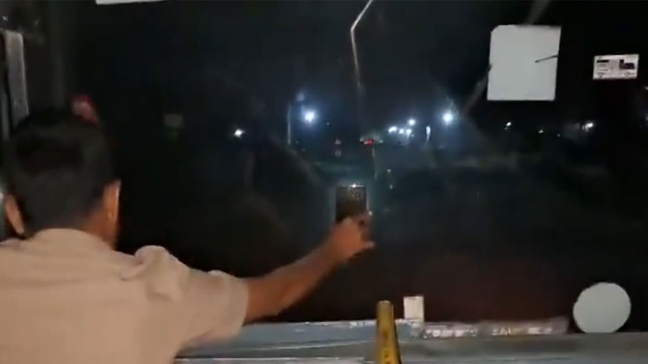 KKRTC bus forced to run at night with a mobile torch as a headlight (Photo: @Nikhil_Kumar_k) KKRTC bus forced to run at night with a mobile torch as a headlight (Photo: @Nikhil_Kumar_k)