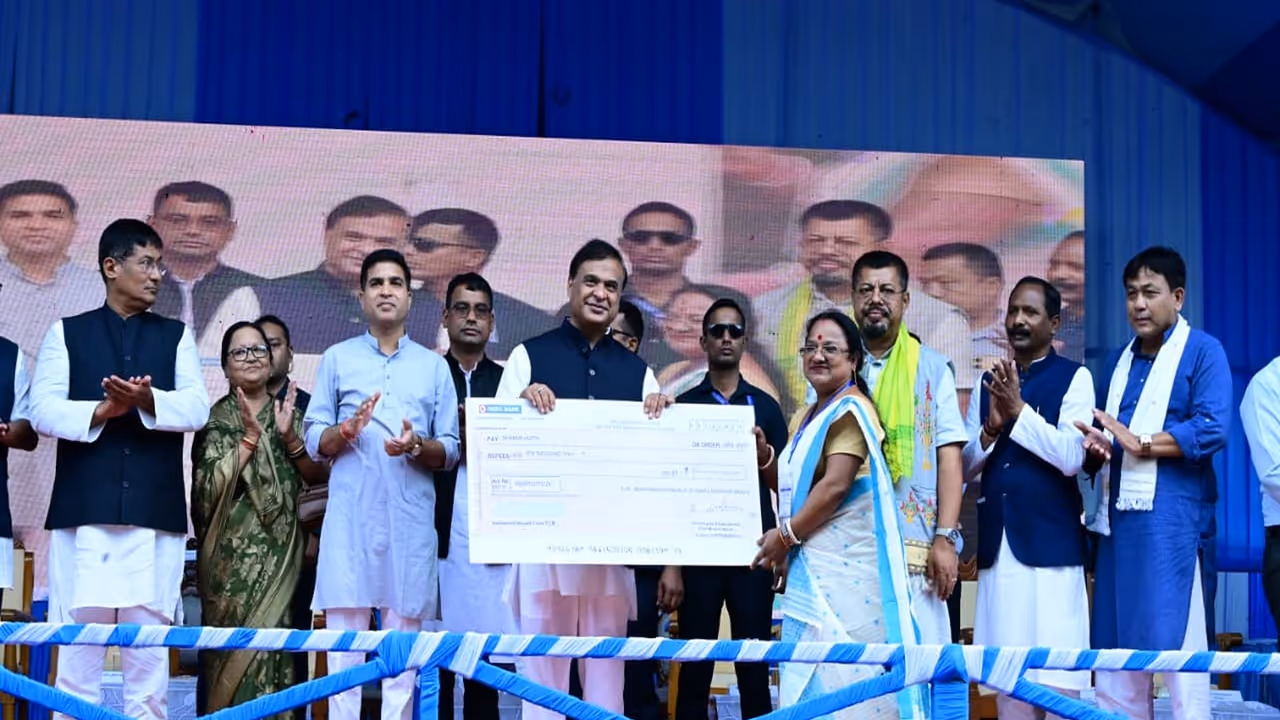 Assam CM Himanta Biswa Sarma distributes cheques under MMUA in Doomdooma LAC. (Photo/ANI) Assam CM Himanta Biswa Sarma distributes cheques under MMUA in Doomdooma LAC. (Photo/ANI)