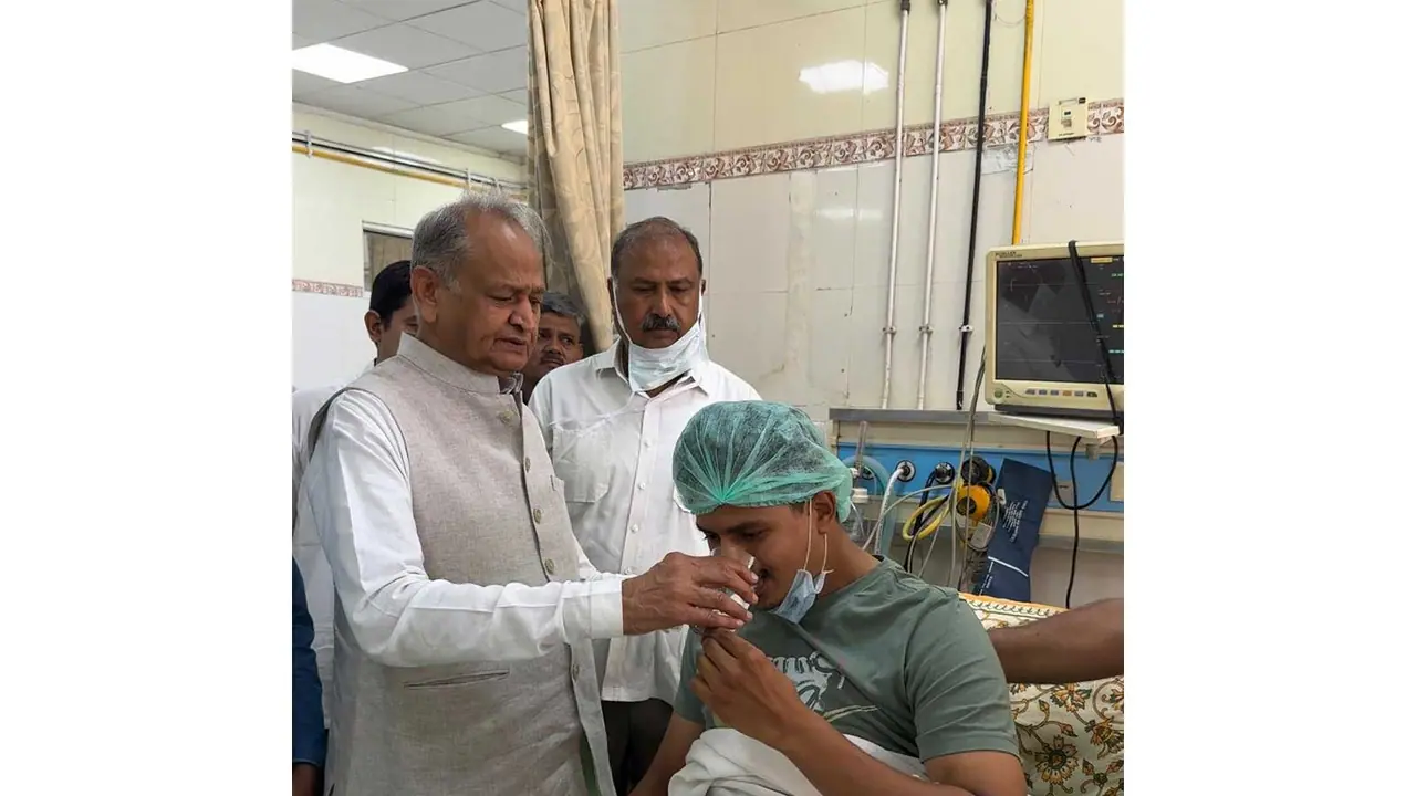 Ashok Gehlot visits hospital to check on student leader Shubham Rewar (Photo/@ashokgehlot51) Ashok Gehlot visits hospital to check on student leader Shubham Rewar (Photo/@ashokgehlot51)