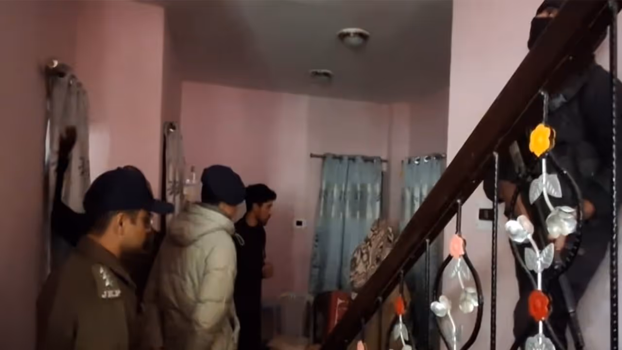 Handwara police officers conducting raids (Photo/ANI) Handwara police officers conducting raids (Photo/ANI)