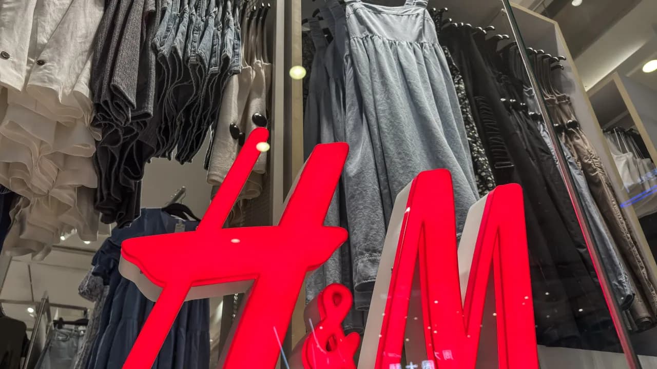 https://stocktwits.com/news articles/markets/equity/h and m says us consumer economy very turbulent considers price adjustment/chmgYqNRRIV