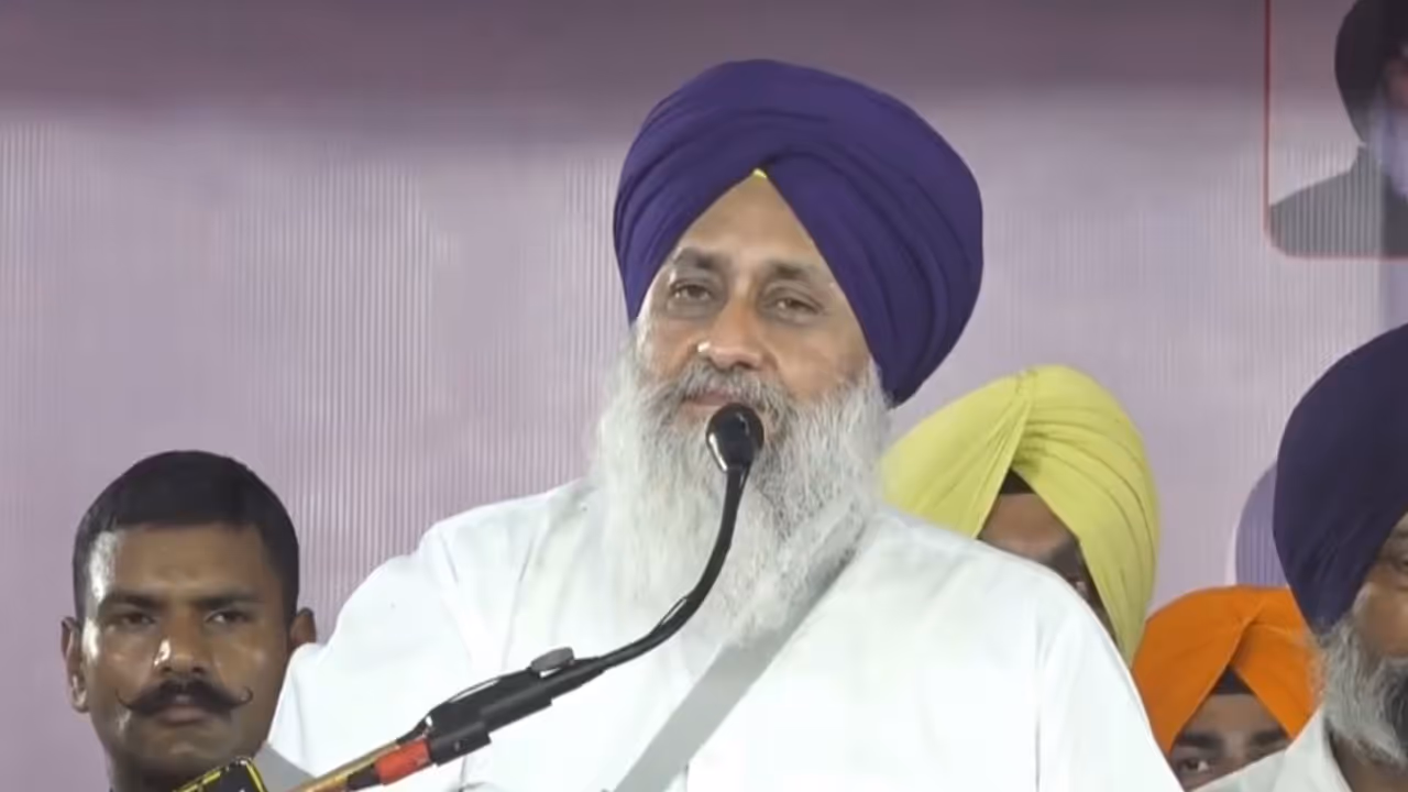 Shiromani Akali Dal (SAD) President Sukhbir Singh Badal addressing public rally in Sri Muktsar Sahib (Photo/ANI) Shiromani Akali Dal (SAD) President Sukhbir Singh Badal addressing public rally in Sri Muktsar Sahib (Photo/ANI)