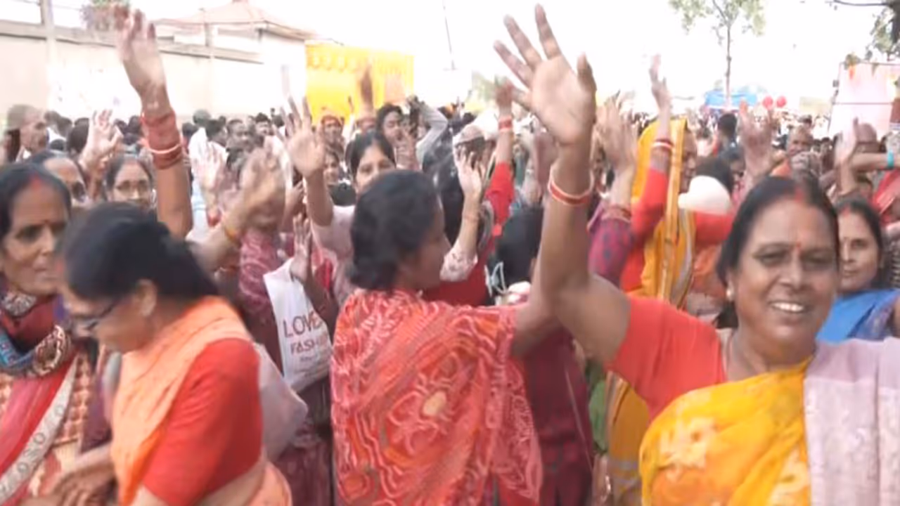 Devotees dancing on the occasion of Devuthani Ekadashi (Photo/ANI)