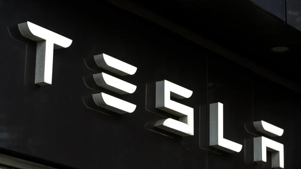 https://stocktwits.com/news articles/markets/equity/tesla to place 2 b battery order with samsung as it seeks to cut china dependence/cL28TigR3CL https://stocktwits.com/news articles/markets/equity/tesla to place 2 b battery order with samsung as it seeks to cut china dependence/cL28TigR3CL