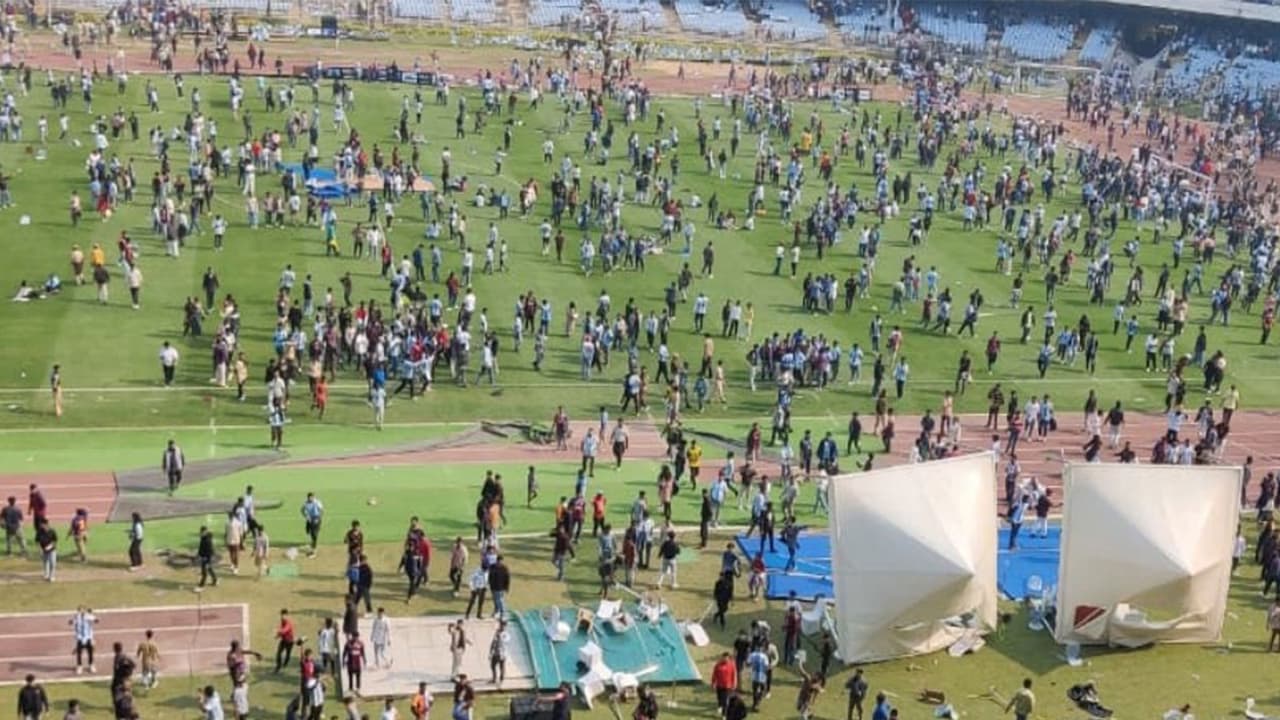 Angry fans vandalised Salt Lake Stadium. (Photo: ANI) Angry fans vandalised Salt Lake Stadium. (Photo: ANI)