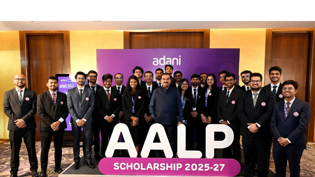 Adani Group Chairman Gautam Adani with students of leading business schools who won scholarships (Photo/Adani Group) Adani Group Chairman Gautam Adani with students of leading business schools who won scholarships (Photo/Adani Group)
