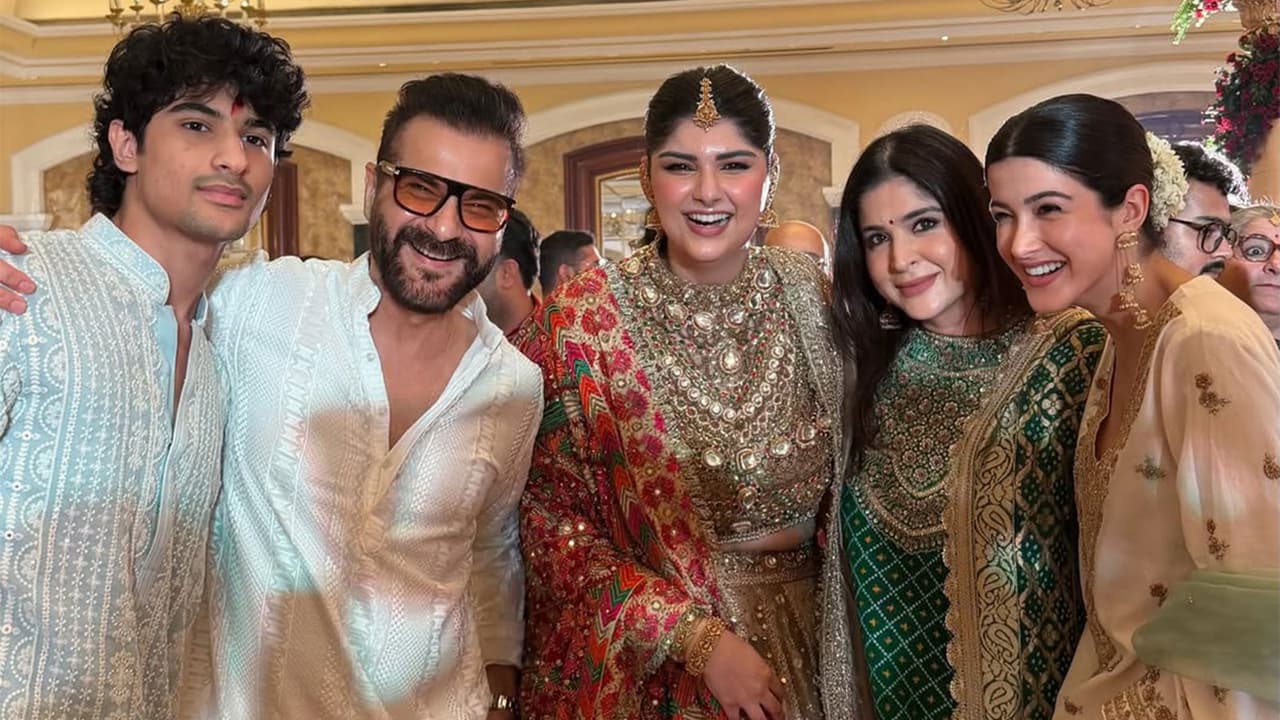 Anshula Kapoor, Shanaya Kapoor, and other members of the Kapoor family (Photo/instagram/@maheepkapoor) Anshula Kapoor, Shanaya Kapoor, and other members of the Kapoor family (Photo/instagram/@maheepkapoor)
