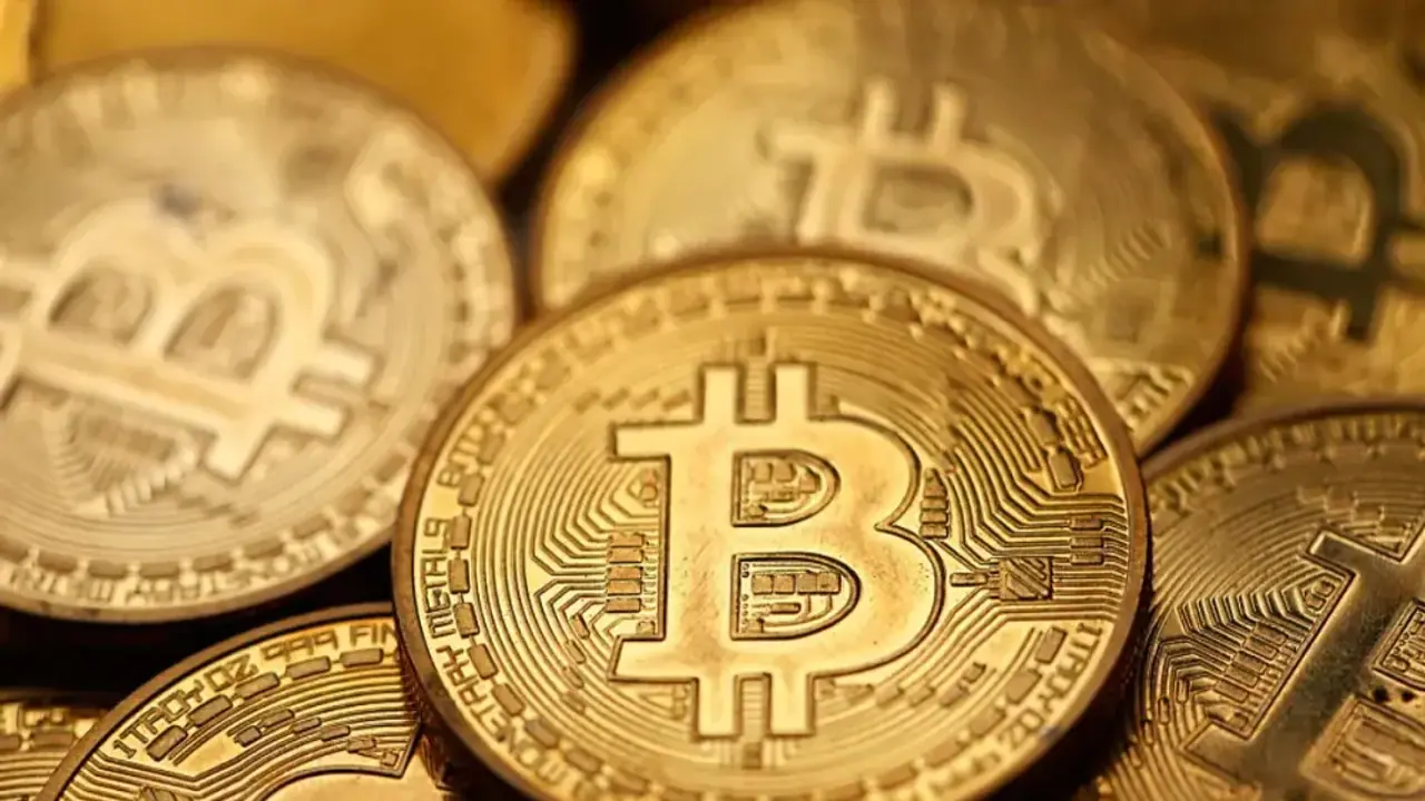 https://stocktwits.com/news articles/markets/cryptocurrency/analyst apologizes for bitcoin price target of 120000/chifAqiRbkS