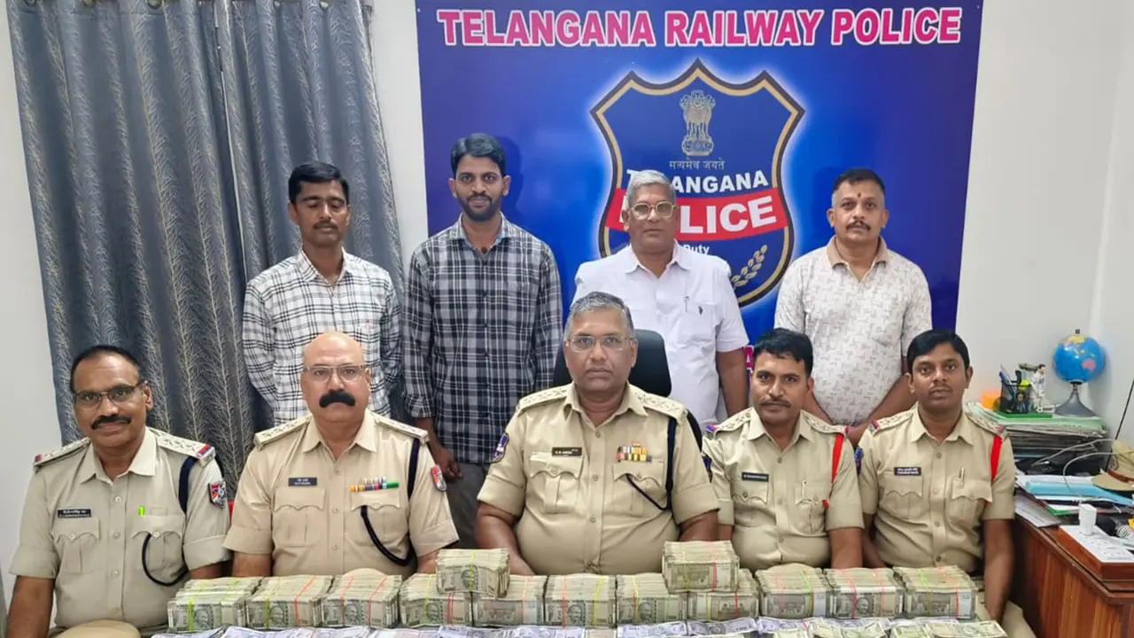 Rs 1.22 crore hawala money seized from train passenger (Photo/ANI) Rs 1.22 crore hawala money seized from train passenger (Photo/ANI)