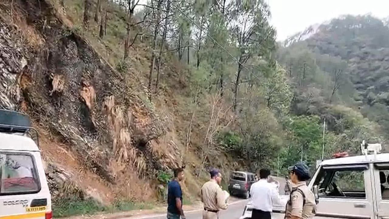 Transport officials inspect vehicles along Kedarnath Yatra route (Photo/ANI) Transport officials inspect vehicles along Kedarnath Yatra route (Photo/ANI)