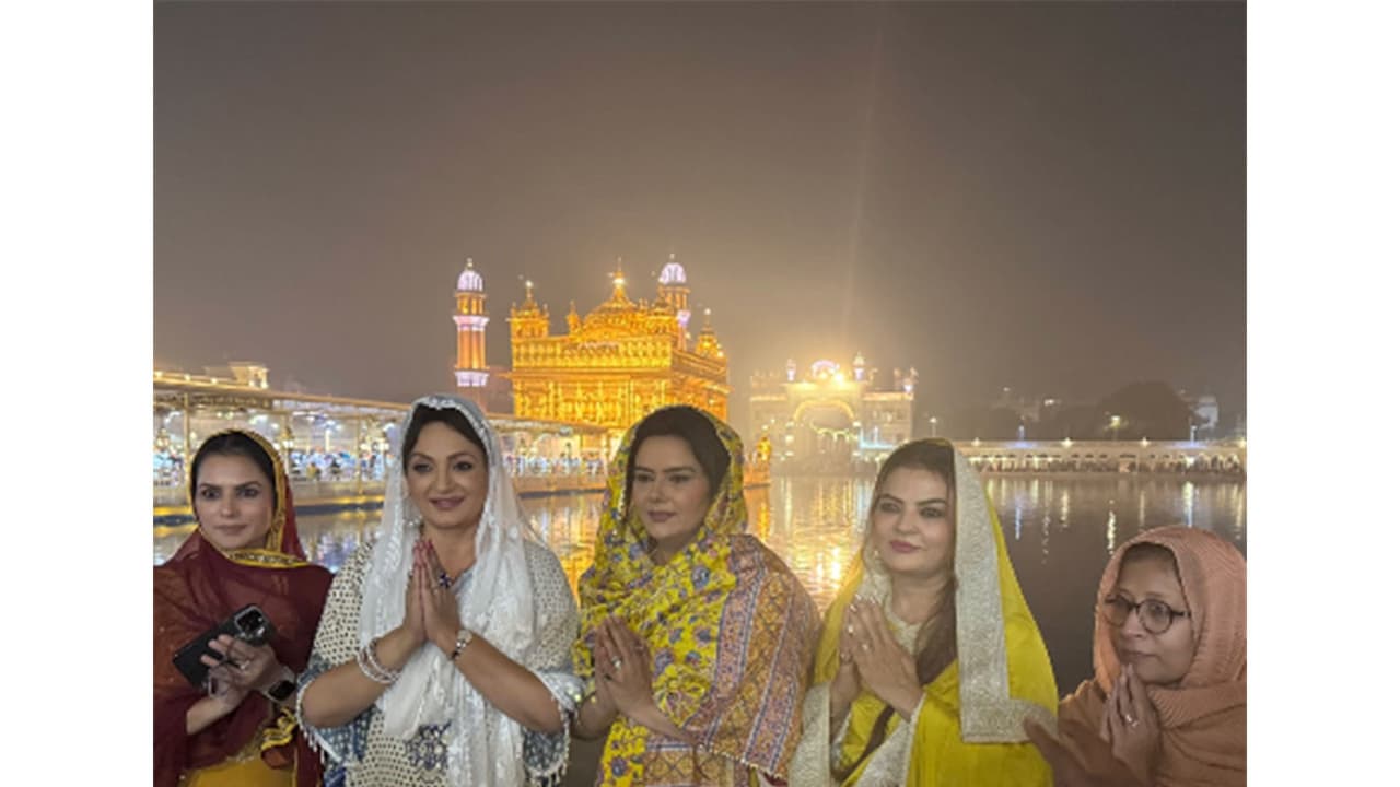 ‘Badaa Karara Pudna’ team visits Golden Temple (Photo/Instagram@upasnasinghofficial)