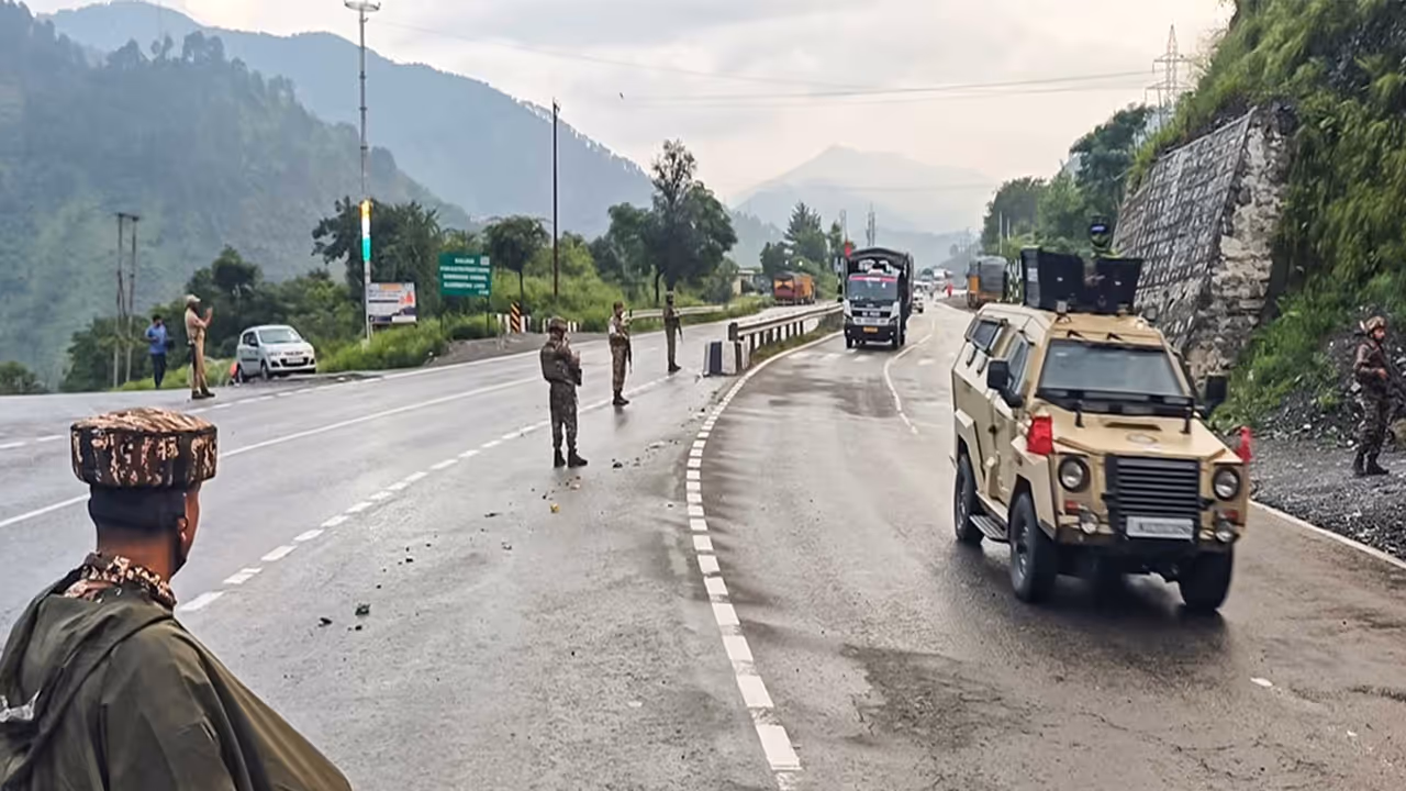 29th Batch of Amarnath Yatra Convoy passes through Chanderkote (Photo\ANI) 29th Batch of Amarnath Yatra Convoy passes through Chanderkote (Photo\ANI)
