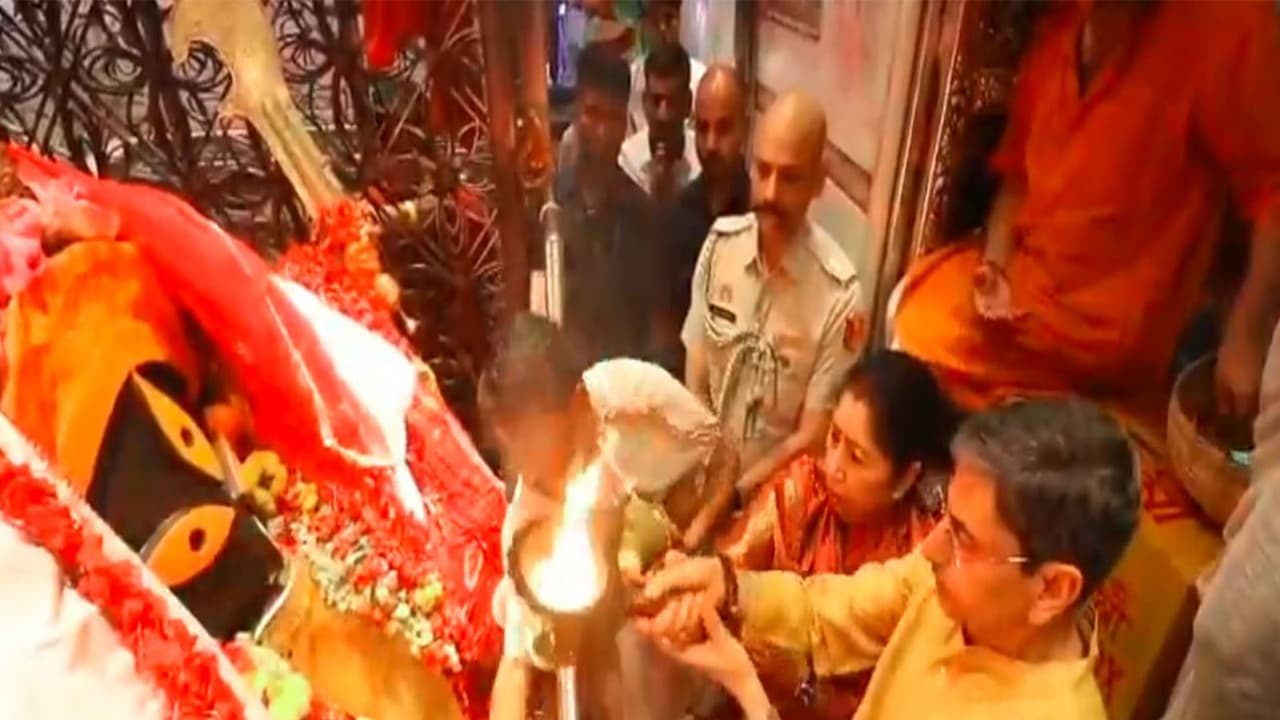 West Bengal Governor RN Ravi offers prayers at Kalighat Kali Temple (Photo/Lok Bhawan, Kolkata) West Bengal Governor RN Ravi offers prayers at Kalighat Kali Temple (Photo/Lok Bhawan, Kolkata)