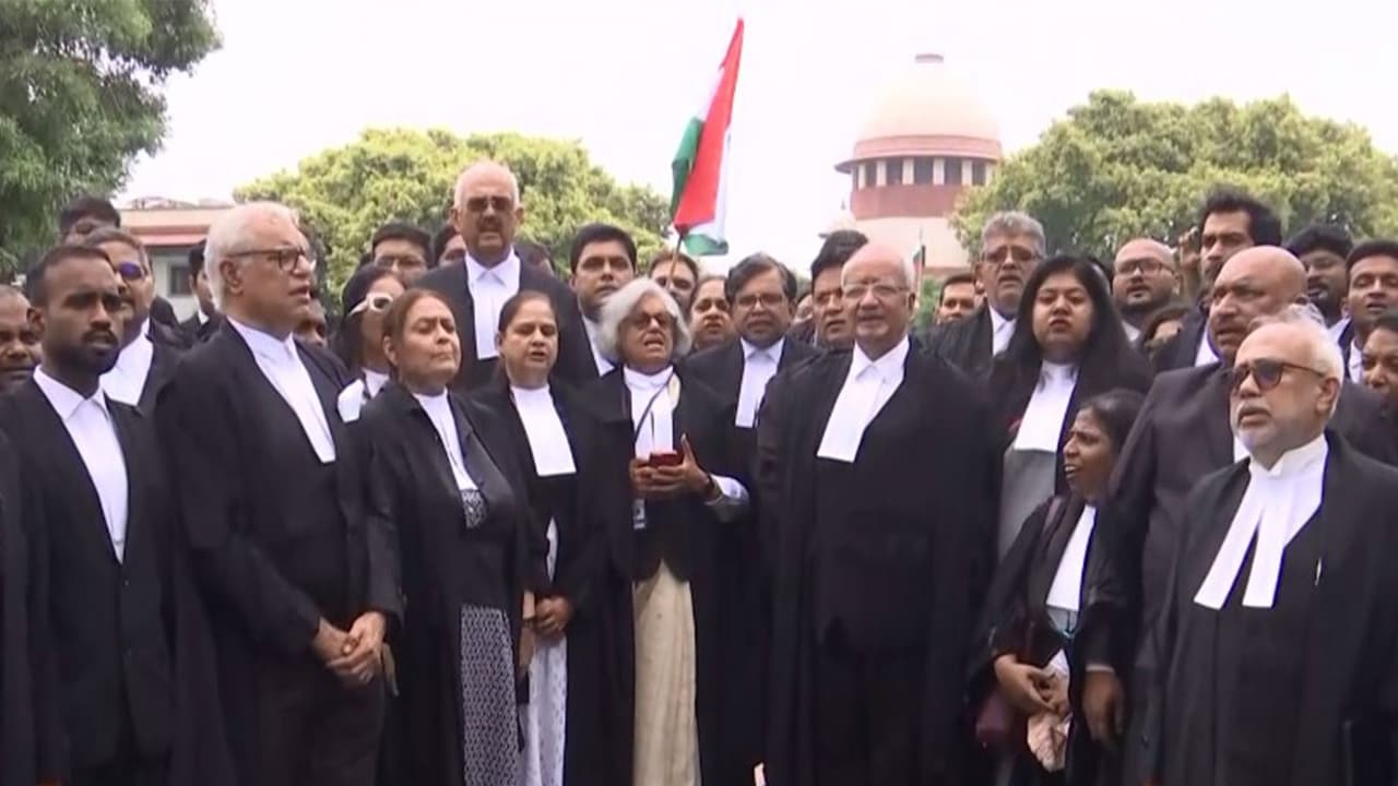 Supreme Court lawyers recite preamble (Photo/ANI) Supreme Court lawyers recite preamble (Photo/ANI)