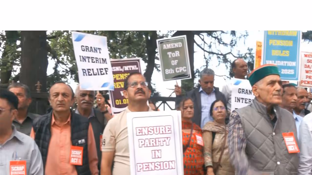 Pensioners protest in Shimla (Photo/ANI) Pensioners protest in Shimla (Photo/ANI)