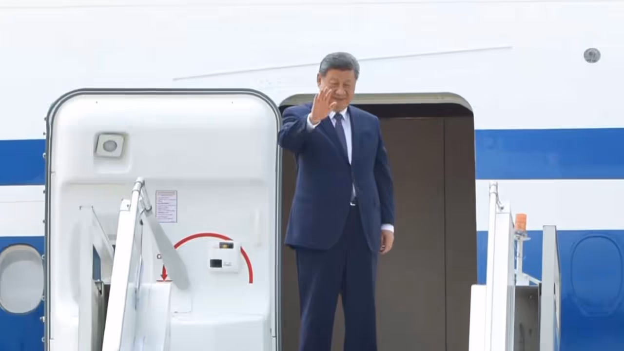 Chinese President Xi Jinping departs from New Delhi (Photo/ANI) Chinese President Xi Jinping departs from New Delhi (Photo/ANI)