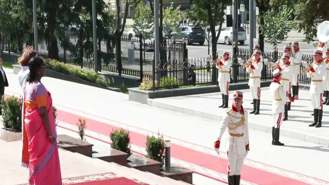 President Droupadi Murmu accords ceremonial guard of honor in Moldova (Photo/ANI) President Droupadi Murmu accords ceremonial guard of honor in Moldova (Photo/ANI)