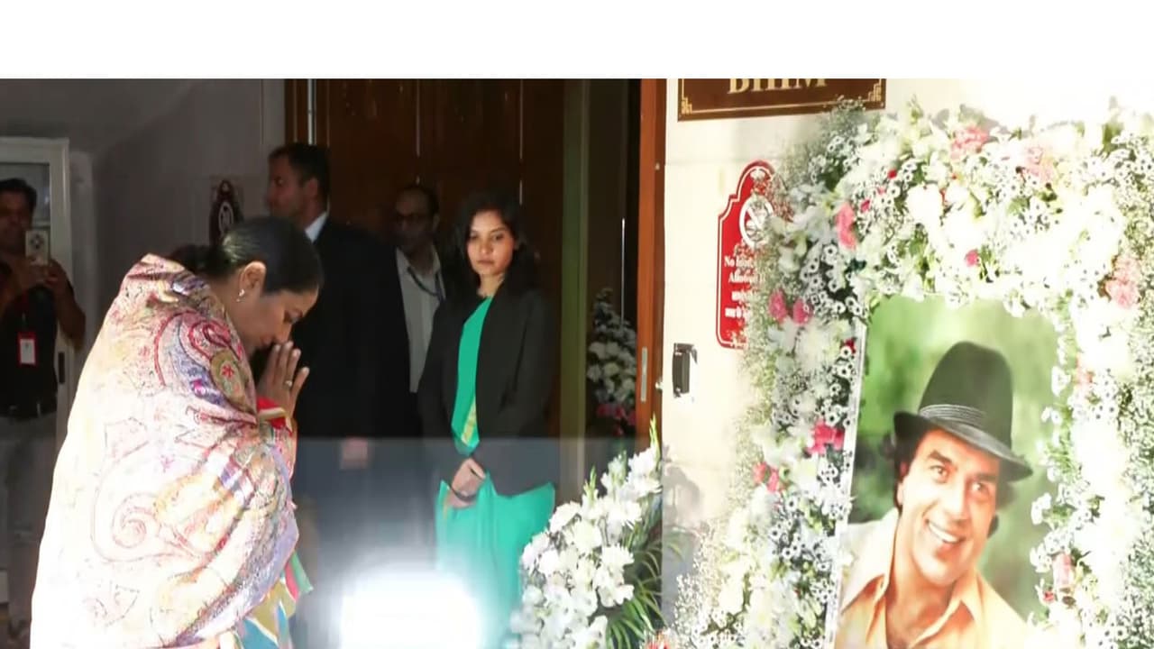 Delhi Chief Minister Rekha Gupta paying homage to Dharmendra (Image source/ANI) Delhi Chief Minister Rekha Gupta paying homage to Dharmendra (Image source/ANI)