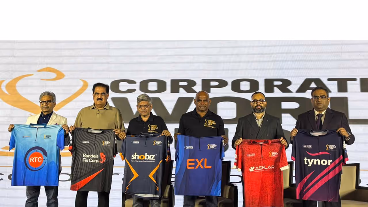 Sanath Jayasuriya with officials of the Corporate World Cup. (Photo: CWC) Sanath Jayasuriya with officials of the Corporate World Cup. (Photo: CWC)