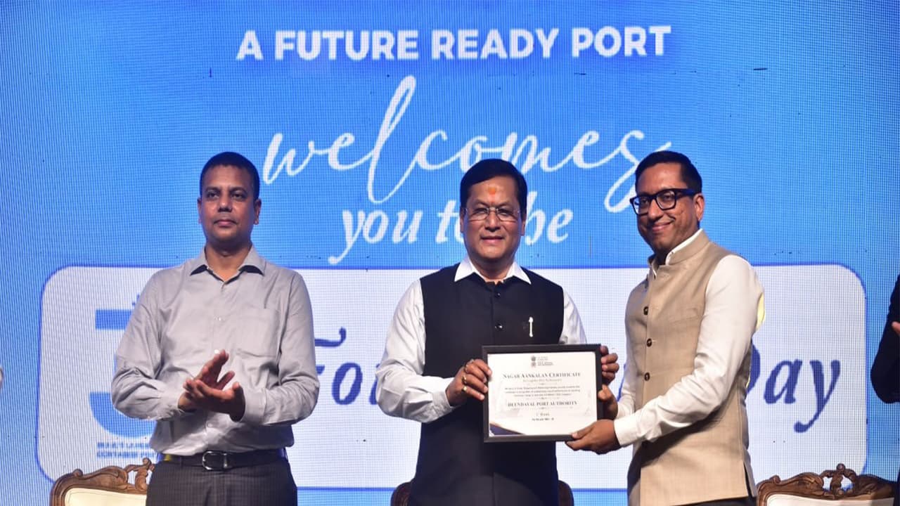 DPA Kandla receives 'Sagar Aankalan' Award from Sarbananda Sonowal (Photo: Kandla Port) DPA Kandla receives 'Sagar Aankalan' Award from Sarbananda Sonowal (Photo: Kandla Port)