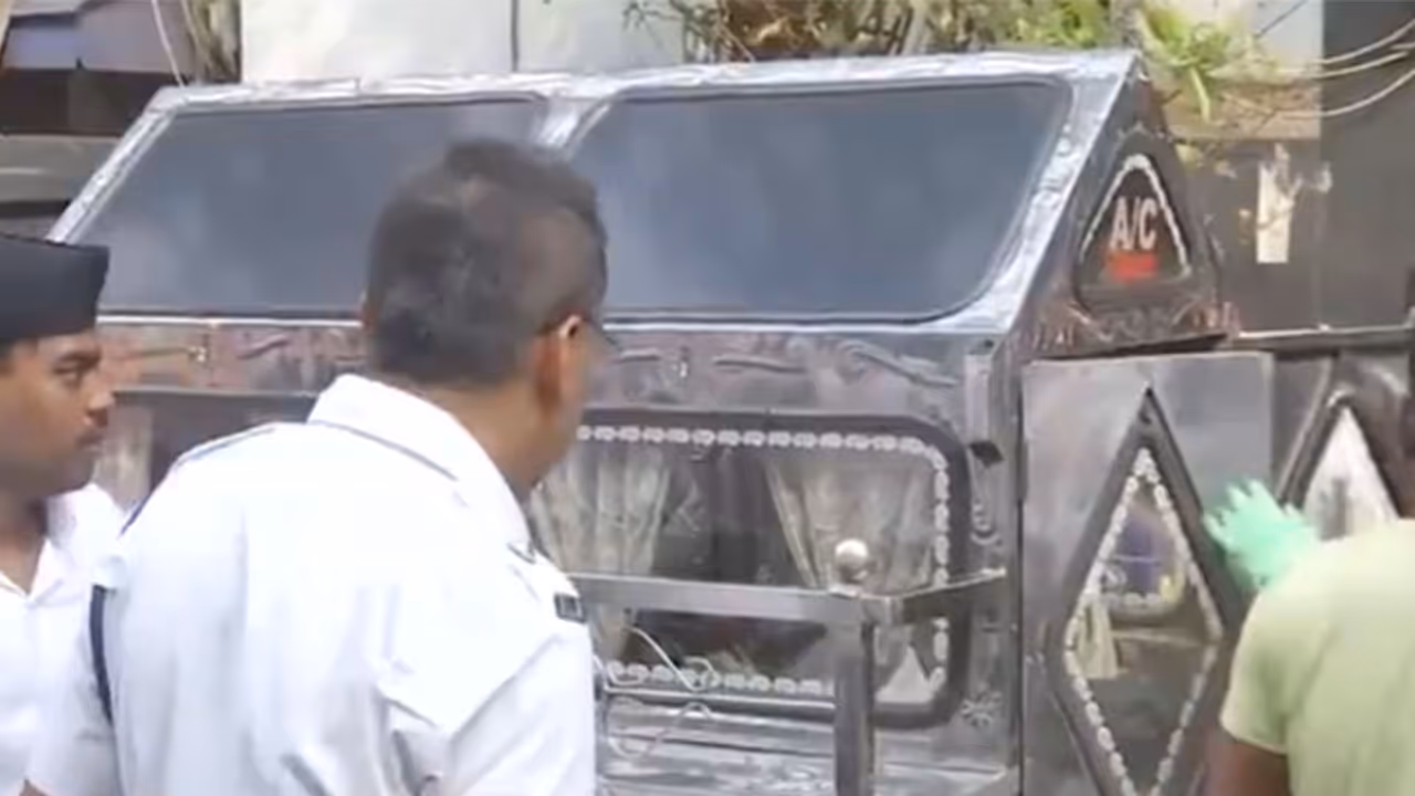 Bodies of Durga puja pandal stampede victims being handed over to families (Photo/ANI) Bodies of Durga puja pandal stampede victims being handed over to families (Photo/ANI)