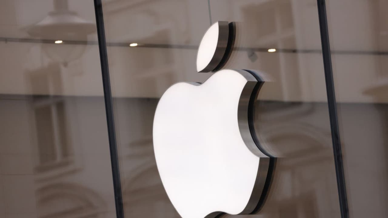 Apple Downgraded to ‘Sell’ Due To Weak Hardware Demand Outlook: Retail Sentiment Plummets As Stock Hits 2 Month Low Apple Downgraded to ‘Sell’ Due To Weak Hardware Demand Outlook: Retail Sentiment Plummets As Stock Hits 2 Month Low