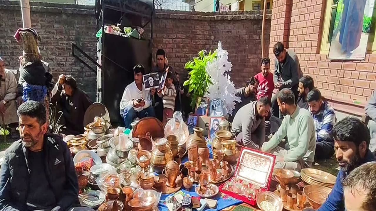 Locals in Budgam have donated gold, silver, and cash to support Iran in the wake of the Gulf War crisis (Photo/ANI) Locals in Budgam have donated gold, silver, and cash to support Iran in the wake of the Gulf War crisis (Photo/ANI)