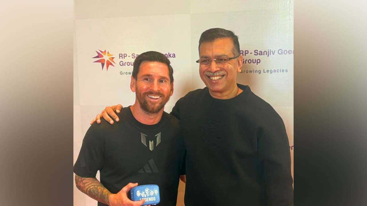 Lionel Messi (L) and Sanjiv Goenka (R). (Photo: @DrSanjivGoenka) Lionel Messi (L) and Sanjiv Goenka (R). (Photo: @DrSanjivGoenka)