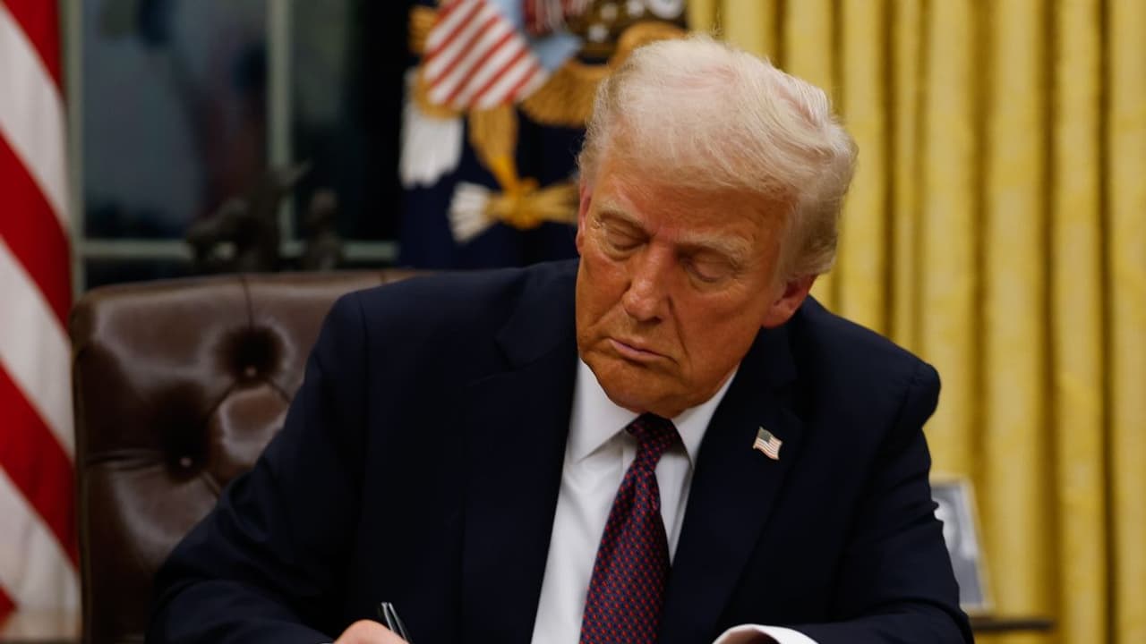 Trump Tariffs On Canada, Mexico, China To Begin Saturday: Stocks Fall, Dollar Rises