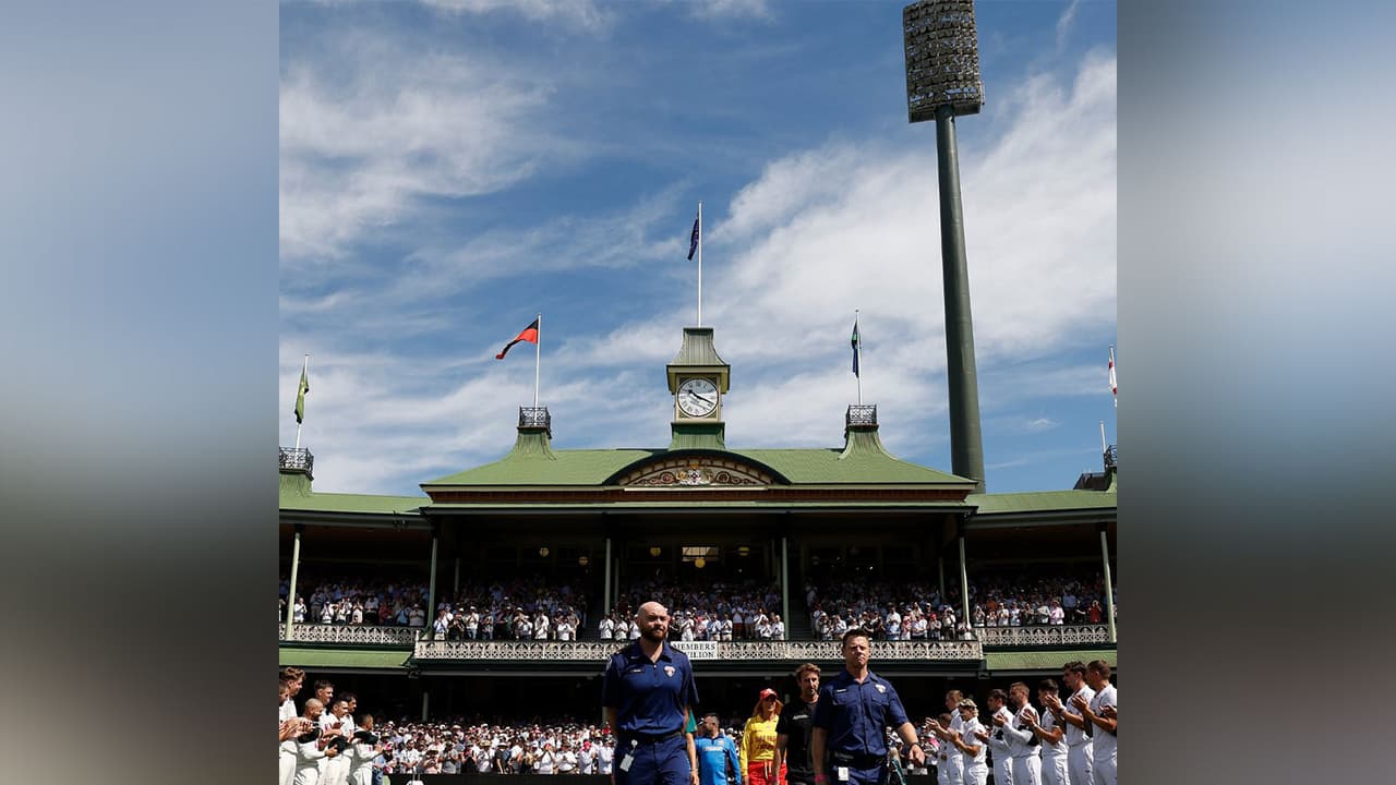 England and Australia players form guard of honour for Bondi attack heroes. (Photo: X/@CricketAus) England and Australia players form guard of honour for Bondi attack heroes. (Photo: X/@CricketAus)