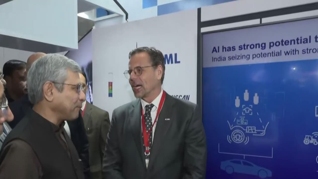 Union Minister Ashwini Vaishnaw with Wayne Allan, Executive Vice President ASML Holding (Photo/ANI) Union Minister Ashwini Vaishnaw with Wayne Allan, Executive Vice President ASML Holding (Photo/ANI)