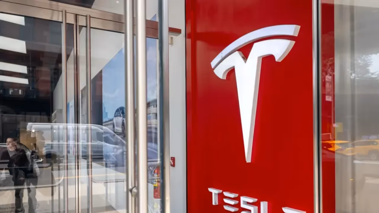 https://stocktwits.com/news-articles/markets/equity/benchmark-hikes-tesla-price-target-to-475-dollars/chmOUjSRRIb
