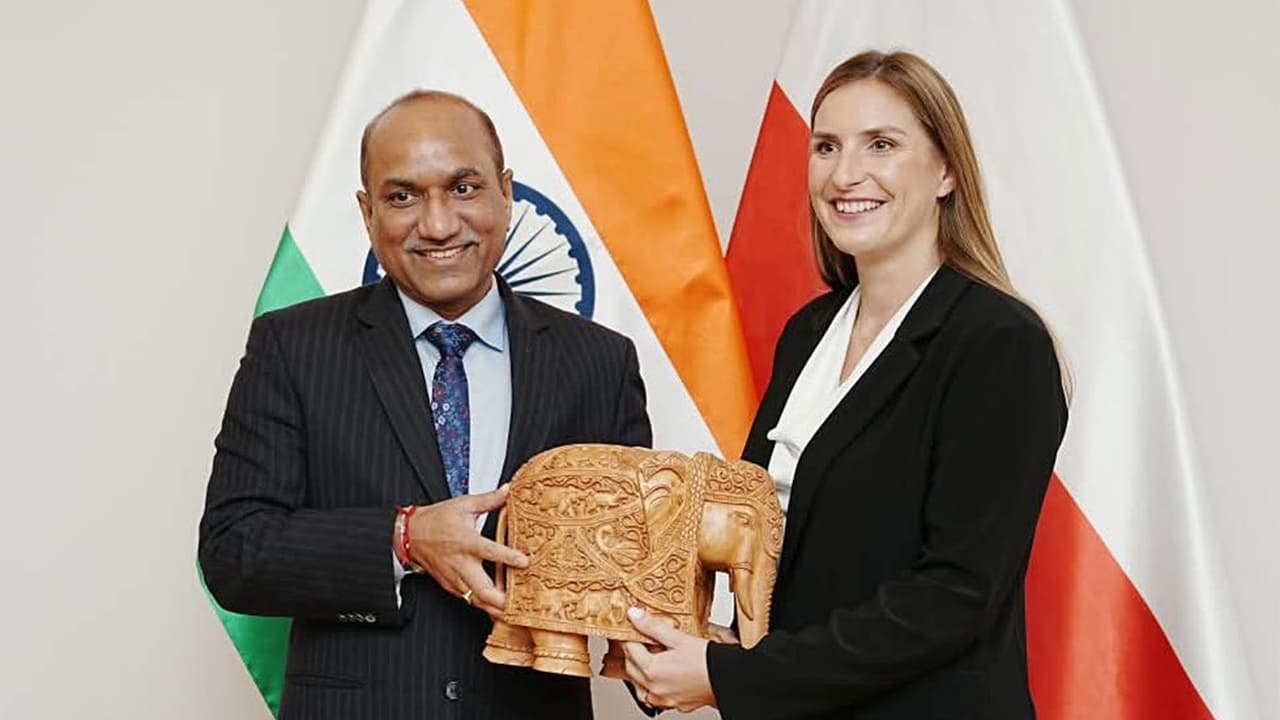 Secretary (Defence Production) Sanjeev Kumar with Poland’s Secretary of State & Deputy Minister Ms Magdalena Sobkowiak Czarnecka (Photo/X/@SpokespersonMoD) Secretary (Defence Production) Sanjeev Kumar with Poland’s Secretary of State & Deputy Minister Ms Magdalena Sobkowiak Czarnecka (Photo/X/@SpokespersonMoD)