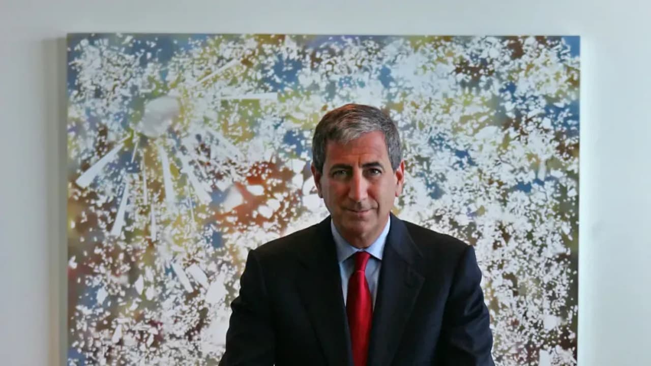 https://stocktwits.com/news articles/markets/equity/ken moelis to step down as chief executive of moelis after 18 years/chlEkLZRbyK