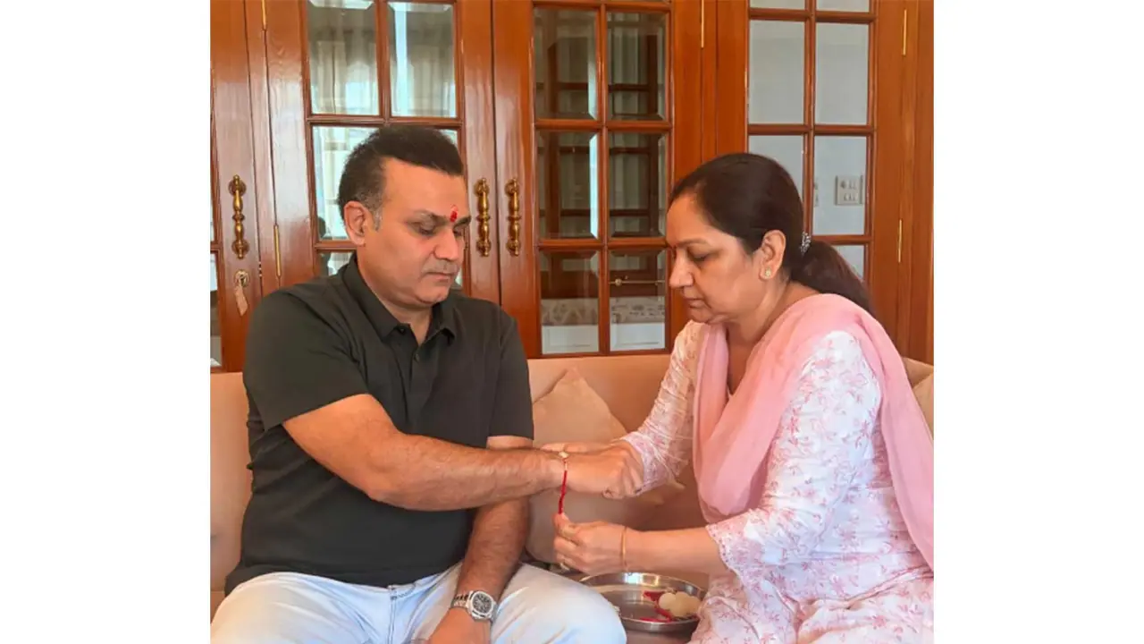 Virender Sehwag (left) and his sister (right) (Photo: Instagram/@virendersehwag) Virender Sehwag (left) and his sister (right) (Photo: Instagram/@virendersehwag)
