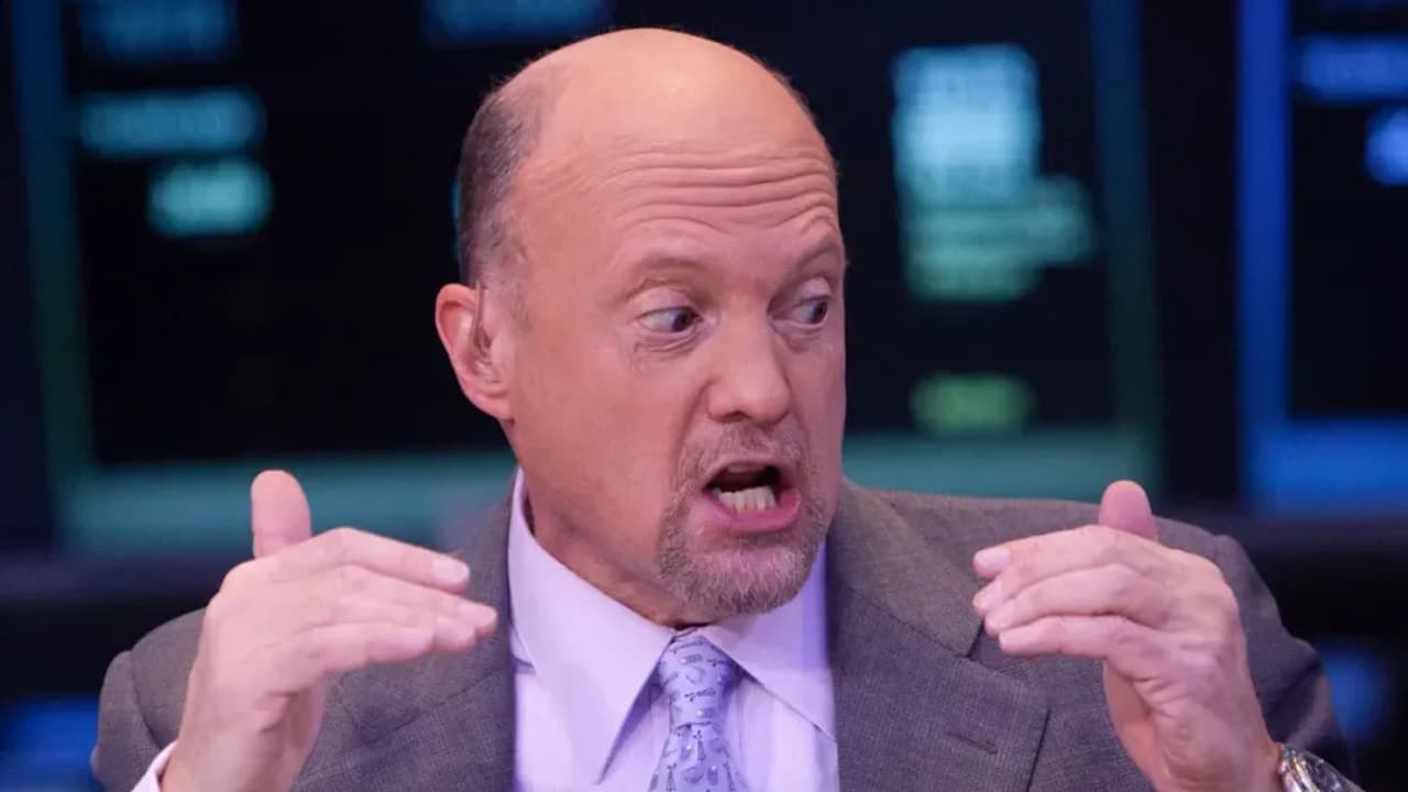 https://stocktwits.com/news articles/markets/equity/jim cramer warns palantir shorts karp knows all/chssA2bRd1C