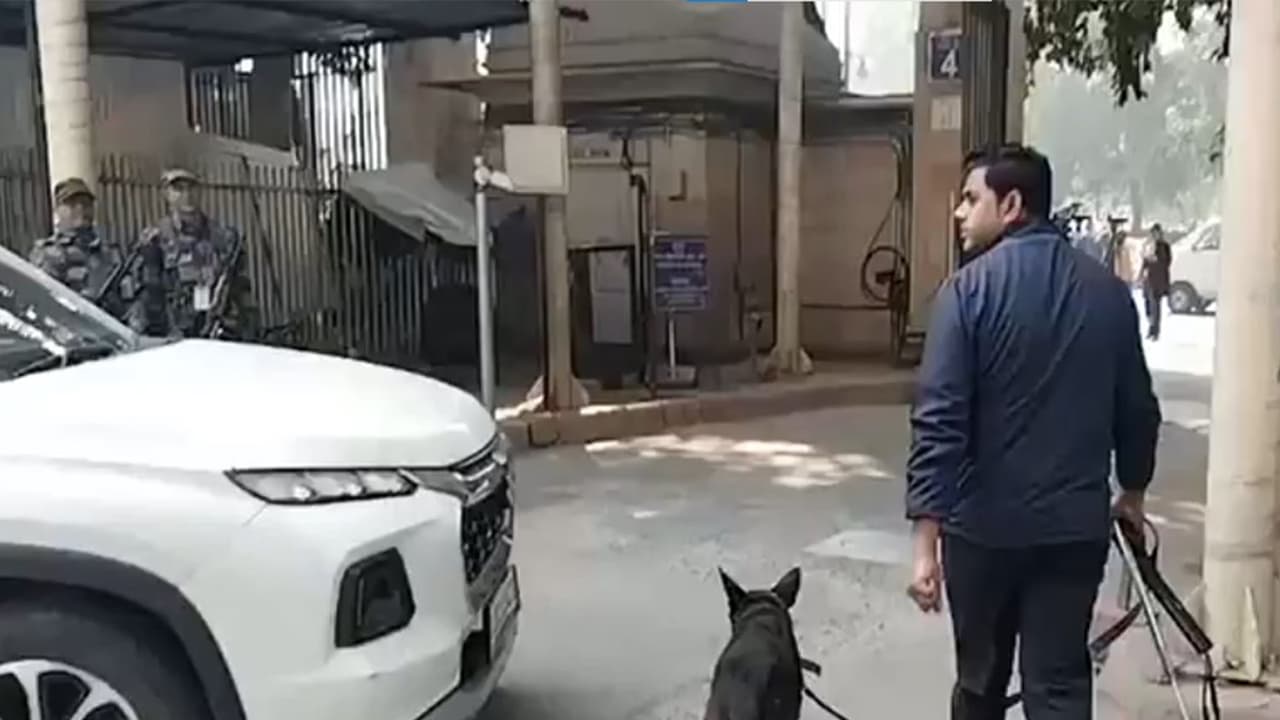 Bomb disposal squad, dog squad team at Patiala House Court (Photo/ANI) Bomb disposal squad, dog squad team at Patiala House Court (Photo/ANI)