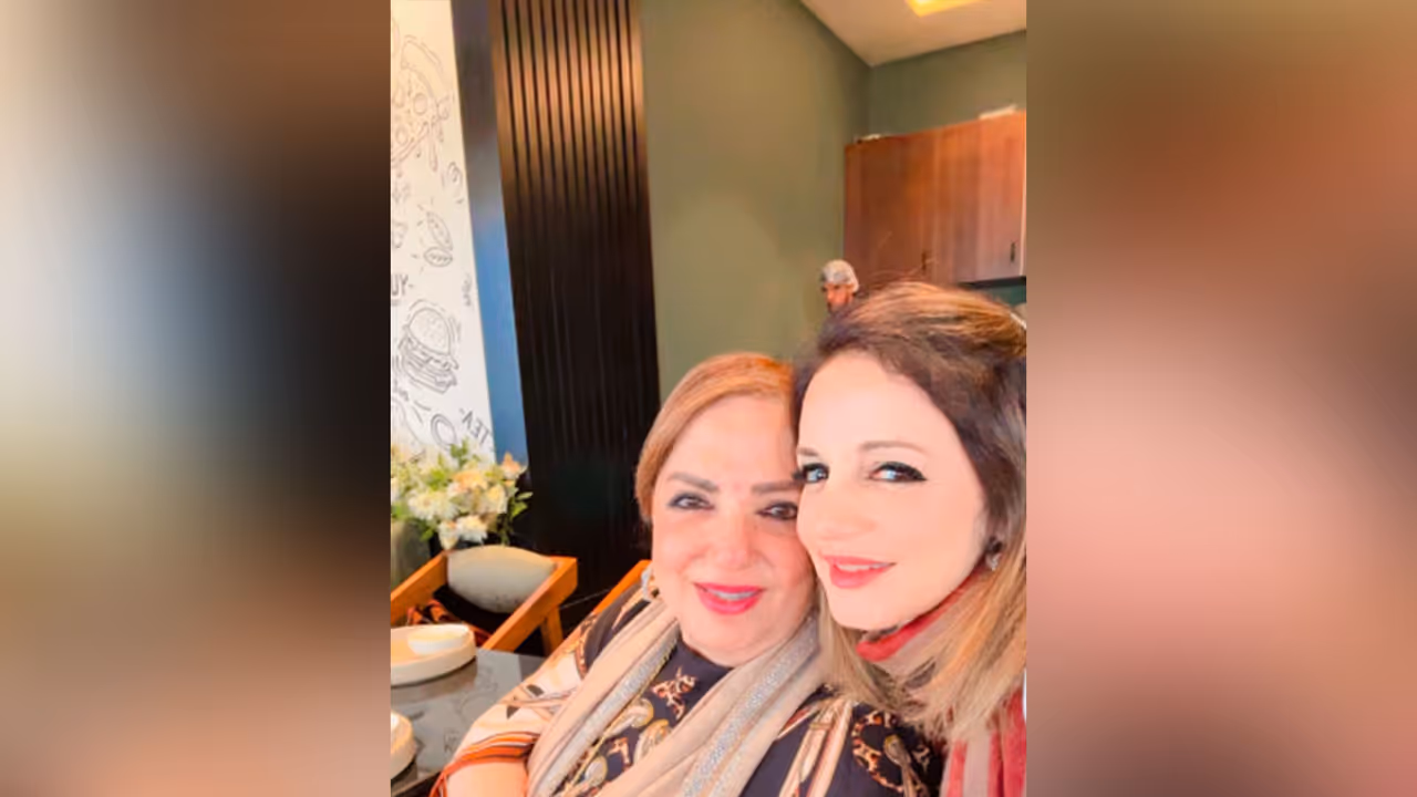 Sussanne Khan with her late mom Zarine Khan (Image source: Sussanne's Instagram)