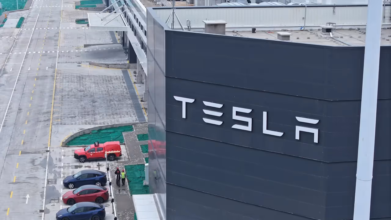 https://stocktwits.com/news articles/markets/equity/tesla energy chief mike snyder reportedly exits as elon musk pushes ai and robotics pivot/cZxhOgzRBrZ https://stocktwits.com/news articles/markets/equity/tesla energy chief mike snyder reportedly exits as elon musk pushes ai and robotics pivot/cZxhOgzRBrZ