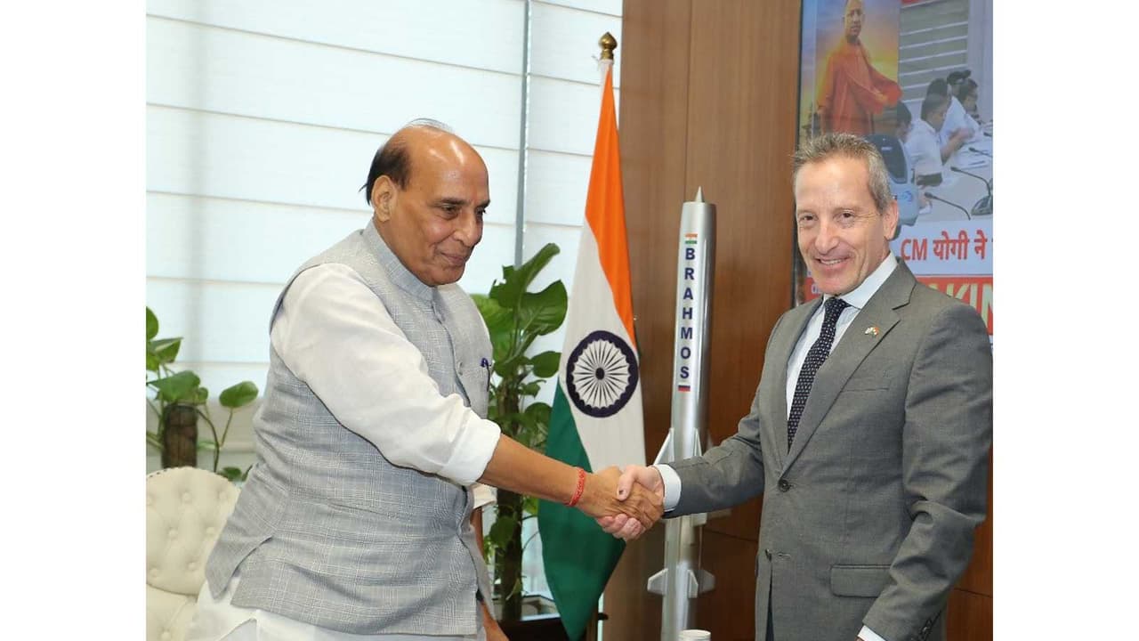 Defence Minister Rajnath Singh with Maj Gen Amir Baram DG of Israel’s Ministry of Defence (Photo/X@DefenceMinIndia) Defence Minister Rajnath Singh with Maj Gen Amir Baram DG of Israel’s Ministry of Defence (Photo/X@DefenceMinIndia)