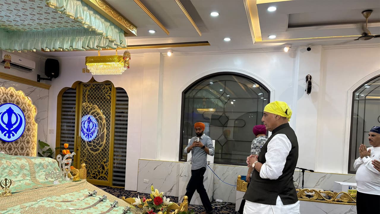 Defence Minster Rajnath Singh at Gurudwara in Philippines (Photo/X/@rajnathsingh) Defence Minster Rajnath Singh at Gurudwara in Philippines (Photo/X/@rajnathsingh)