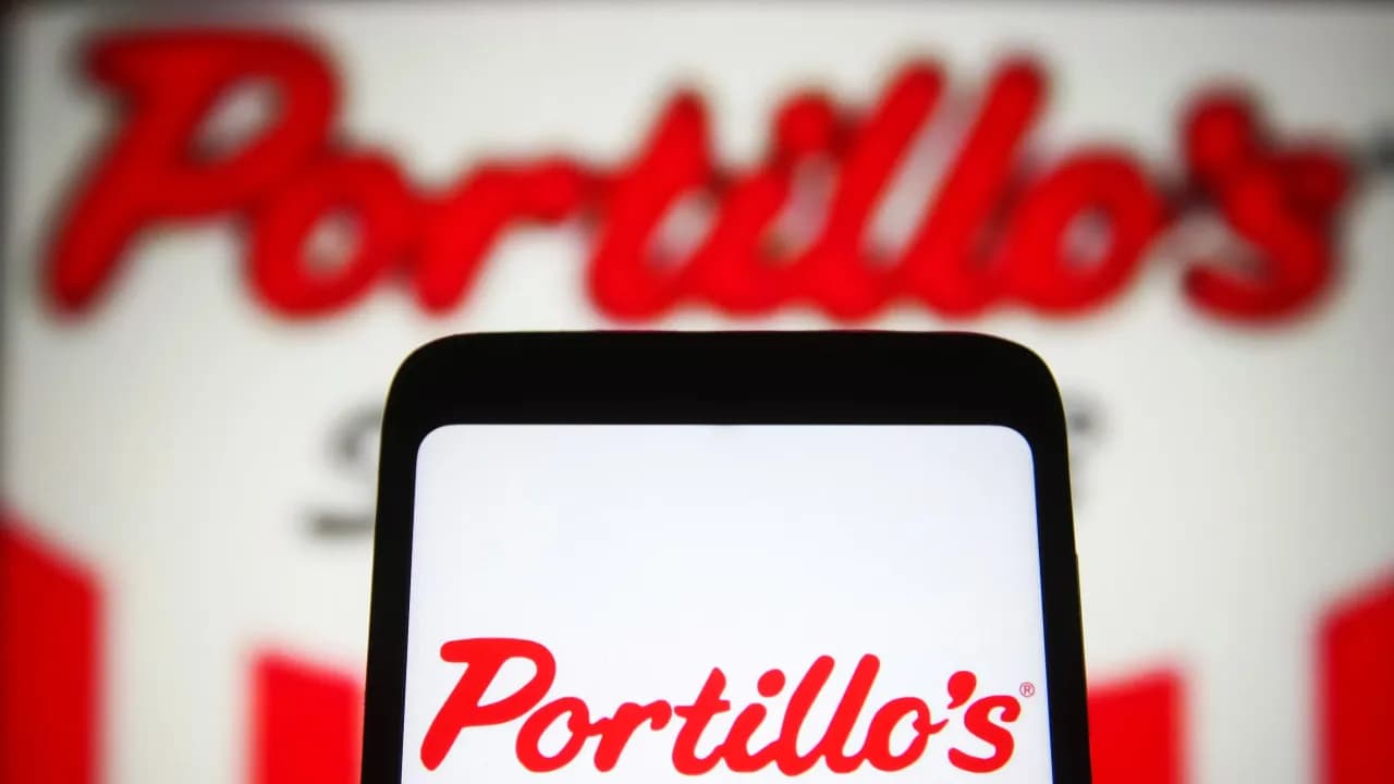 https://stocktwits.com/news articles/markets/equity/portillos stock slides 5 after slashing 2025 growth outlook/chwkLasRdu8