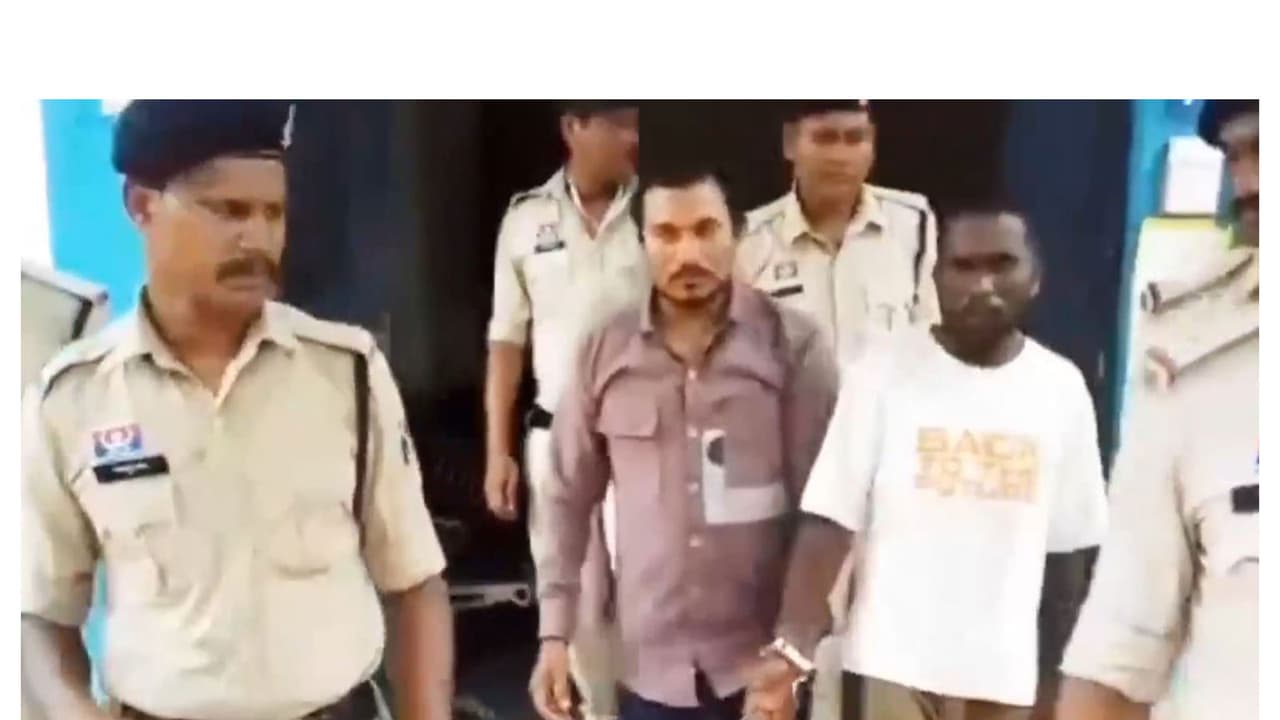 Two interstate drug smugglers arrested in Gariaban (Photo/ANI) Two interstate drug smugglers arrested in Gariaban (Photo/ANI)