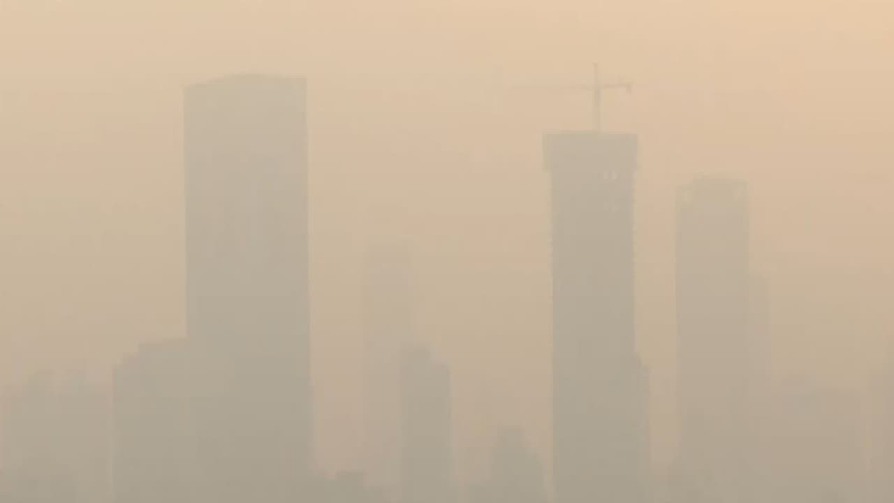 Smog covers Mumbai as air quality remains in poor category (Photo/ANI)