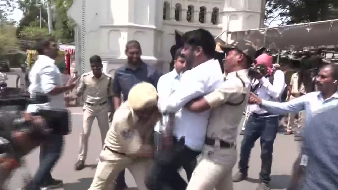 BJP workers protest in Telangana (Photo/ANI) BJP workers protest in Telangana (Photo/ANI)