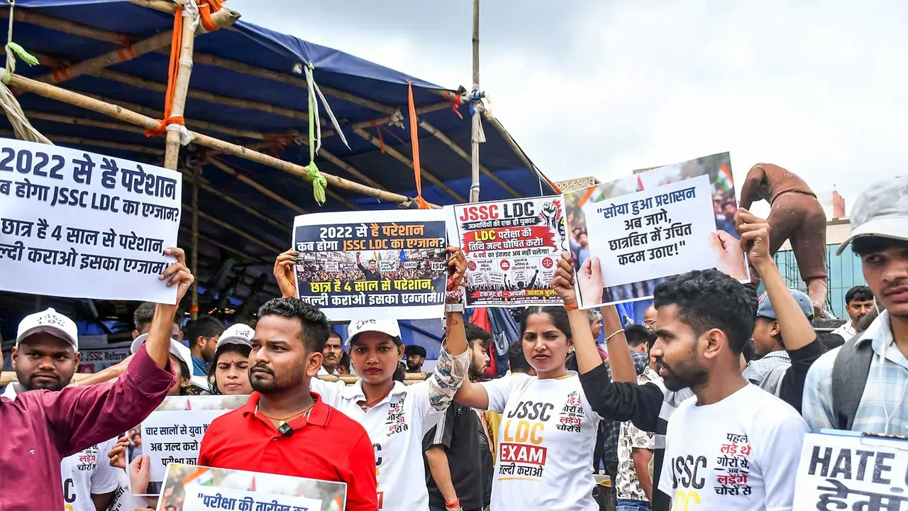 Students stage a protest against alleged JPSC exam paper leak in Ranchi (Photo:ANI) Students stage a protest against alleged JPSC exam paper leak in Ranchi (Photo:ANI)