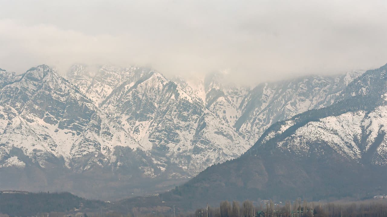 Dal Lake amid snow covered mountains (Photo/ANI) Dal Lake amid snow covered mountains (Photo/ANI)